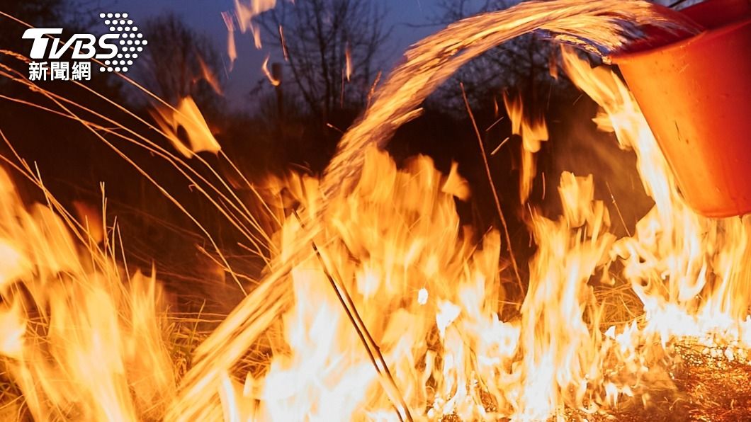 新竹逆子在母親身上淋汽油、意圖燒死對方。（示意圖／Shutterstock達志影像）