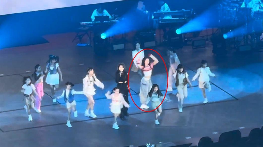 妞妞穿短版粉紅色衣服、搭配牛仔褲，在IU演唱會上熱舞。（圖／畫面授權　Wei看演唱會）
