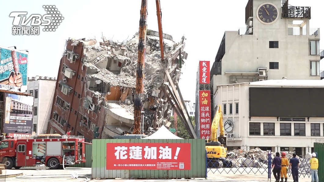 花蓮0403地震導致市區的天王星大樓傾倒。（圖／TVBS資料照）