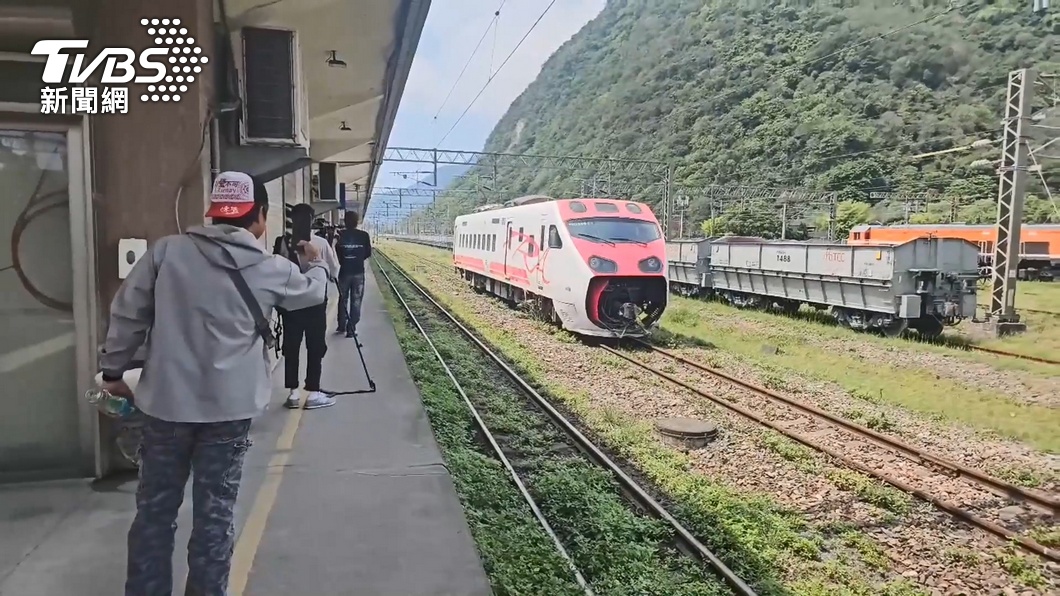 Puyuma resumes service after derailment (TVBS News) Puyuma train resumes two-way traffic after derailment
