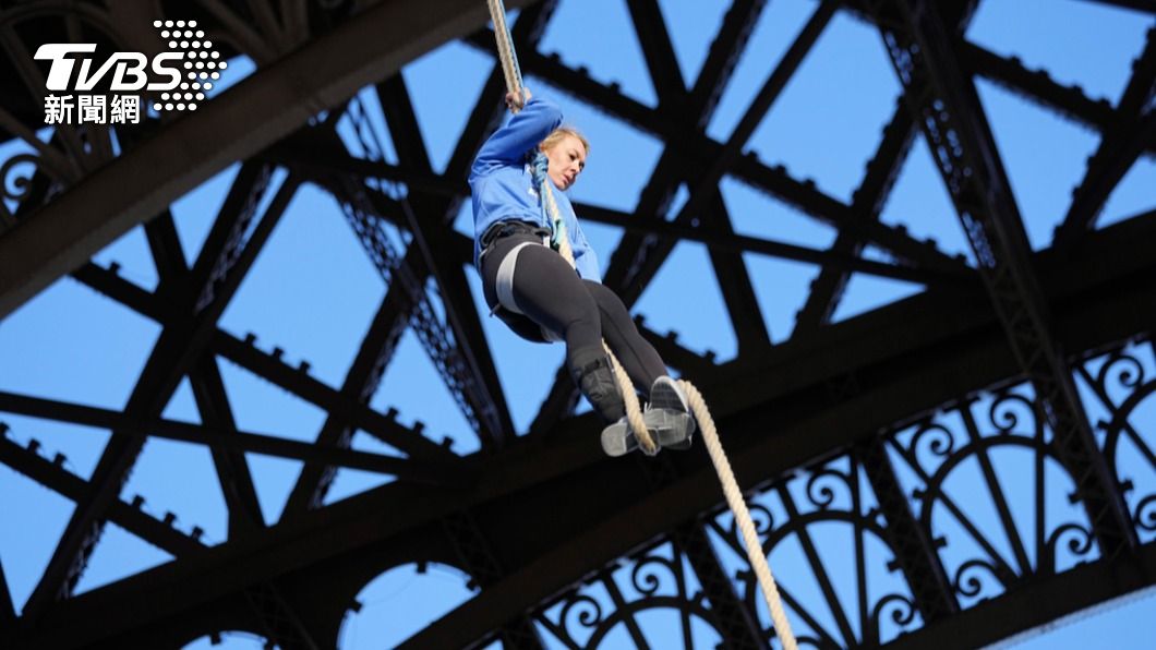 法國女子安諾克只花18分鐘，成功垂直攀爬110公尺，抵達艾菲爾鐵塔二層樓。（圖／達志影像美聯社）