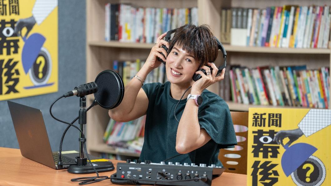 當家主播夏嘉璐主持TVBS全新Podcast《新聞幕後》。（圖／TVBS）