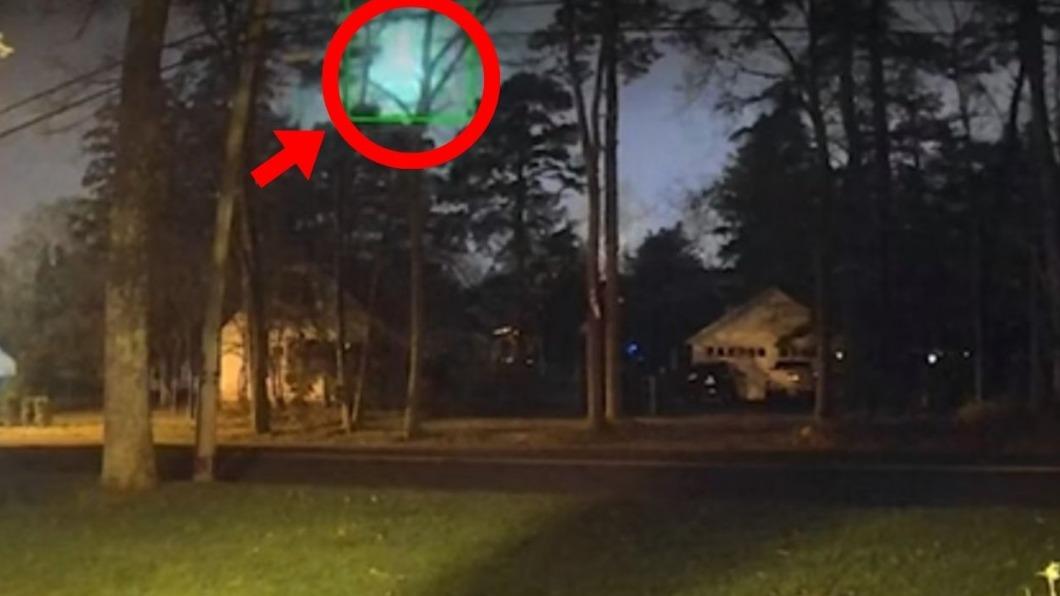 當地時間10日凌晨，紐澤西出現一顆「藍色火球」，朝著地面直線墜落。（圖／翻攝自nj.com）