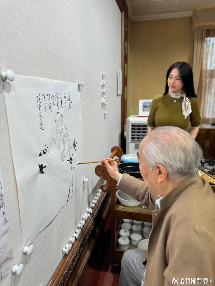 范增曬出自己作畫，新婚妻子徐萌站在身旁照片。（圖／翻攝自微博）