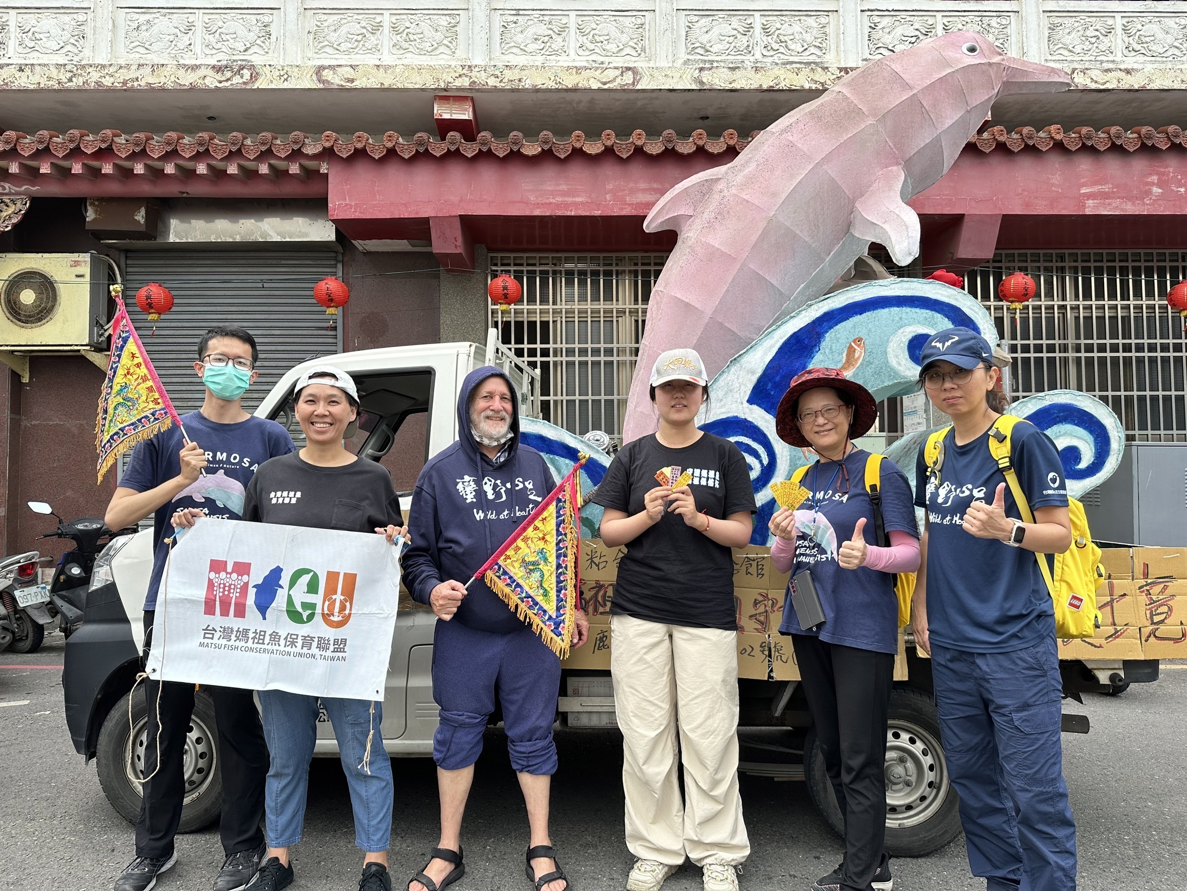 台灣媽祖魚保育聯盟參與遶境並製作文宣倡導保育俗稱「媽祖魚」的白海豚。（圖／中央社）