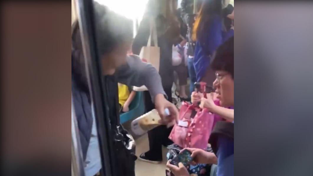 一名阿婆在捷運上要求年輕人讓位，只是這次對象竟是韓國旅客。（圖／翻攝自X平台）