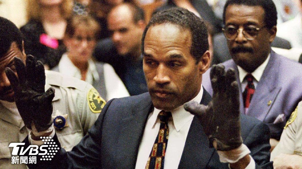 辛普森2005年法院上戴上沾滿血跡的手套。（圖／達志影像路透社）