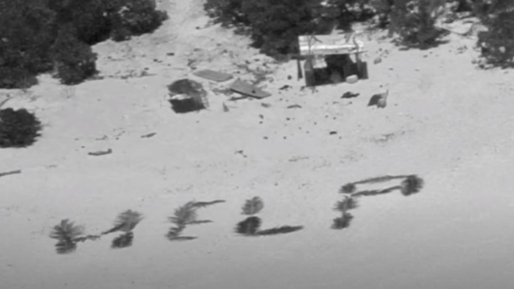 3名受困在太平洋小島的民眾用棕櫚葉排出「救命」的字樣、順利獲救。（圖／翻攝自YouTube@New York Post）