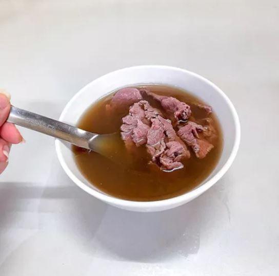 康樂街牛肉湯以「高湯融合溫體牛肉」為最大特色。（圖／翻攝自米其林必比登官網）