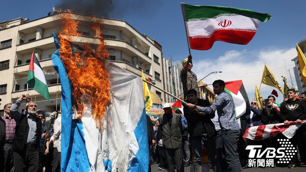 以色列戰機轟炸伊朗駐大馬士革大使館後，伊朗民眾焚燒以色列國旗。(圖／達志影像路透社)