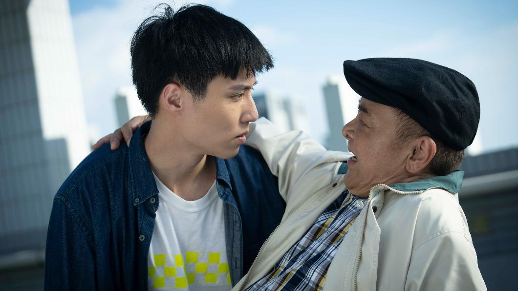 余晉（左）和小亮哥從原本的回收場競爭對手，意外地發展出友誼。（圖／瀚草文創提供）