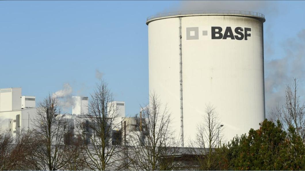 德國化工巨擘「巴斯夫集團」將對位於芬蘭哈爾亞瓦爾塔的電池工廠進行裁員。（圖／翻攝自X@Reuters）