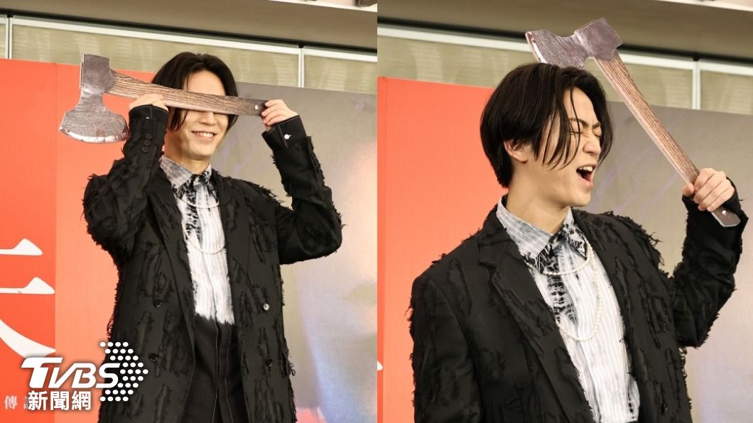 拿起片中的斧頭凶器後，龜梨和也還有不少搞怪姿勢。（圖／張哲鳴攝）