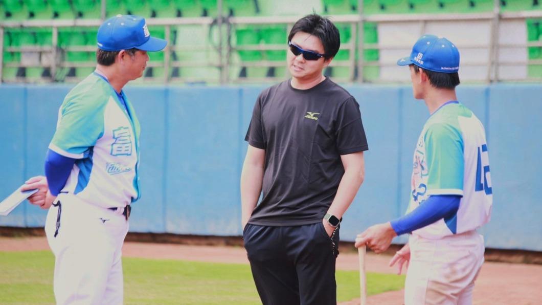 林威助擔任台灣體大棒球隊客座教練。（圖／翻攝自富邦公牛成棒隊臉書）