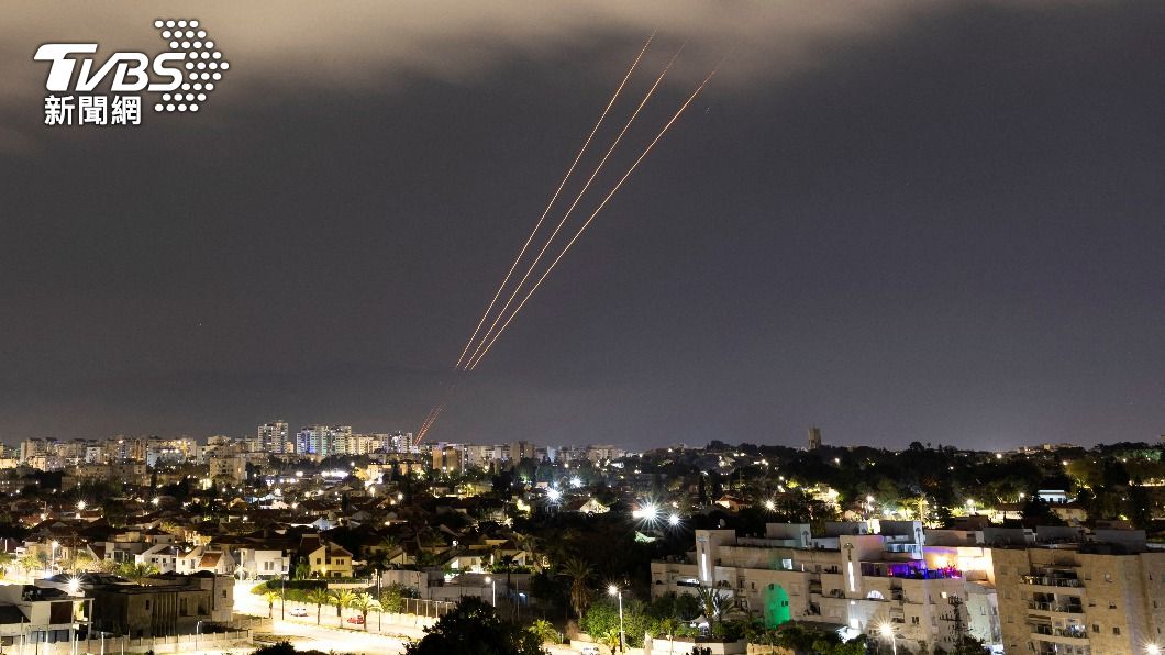 伊朗對以色列發動無人機及飛彈攻擊。（圖／達志影像路透社）