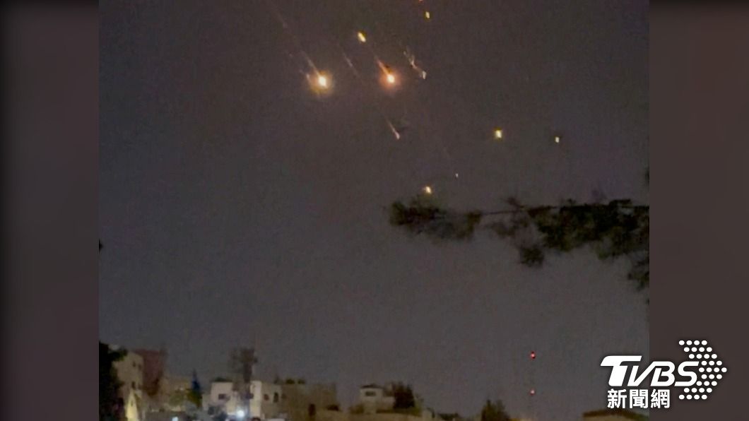 伊朗朝以色列發射大量飛彈。（圖／達志影像路透社）