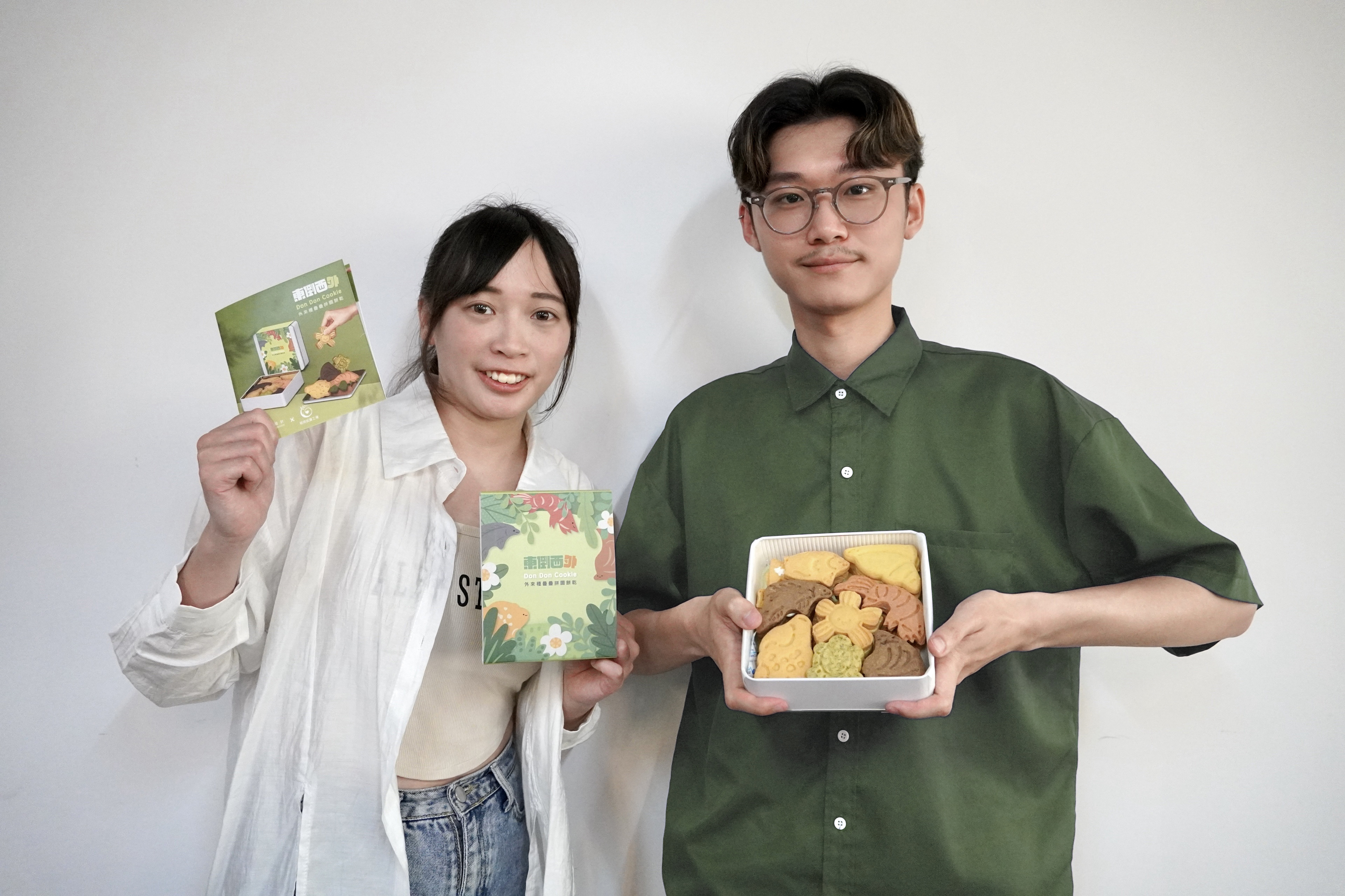 台灣科技大學碩士生林仲威（右）、薛凱潔（左）打造外來種餅乾，將創意融入環境教育。（圖／取自台科大官網）