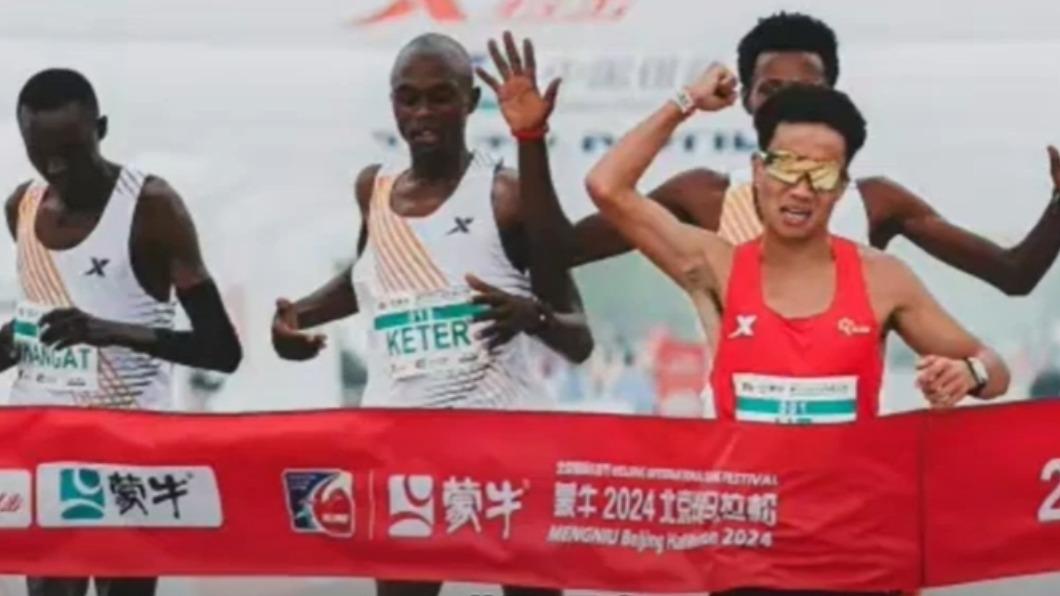 北京半馬遭質疑放水，出現原領先3名非洲選手「護送」陸紀錄保持者何杰的情況（圖／翻攝YT@sport-zu9ex）