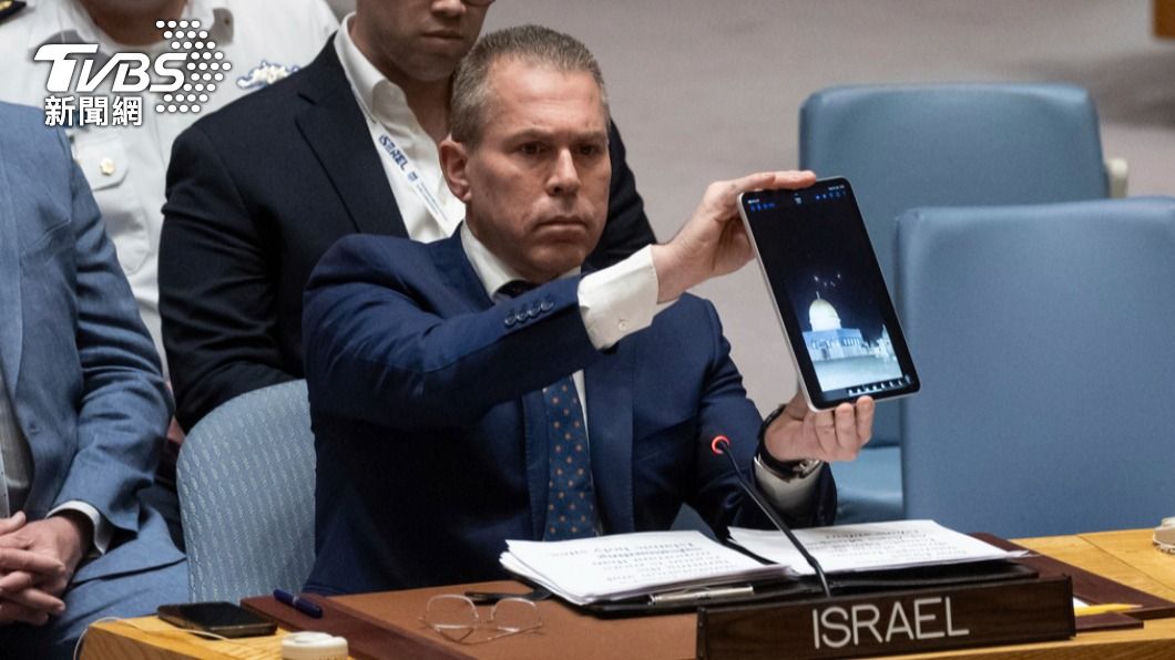 以色列駐聯合國大使持飛彈襲擊照片，在安理會會議指控伊朗的行為。（圖／達志影像美聯社）