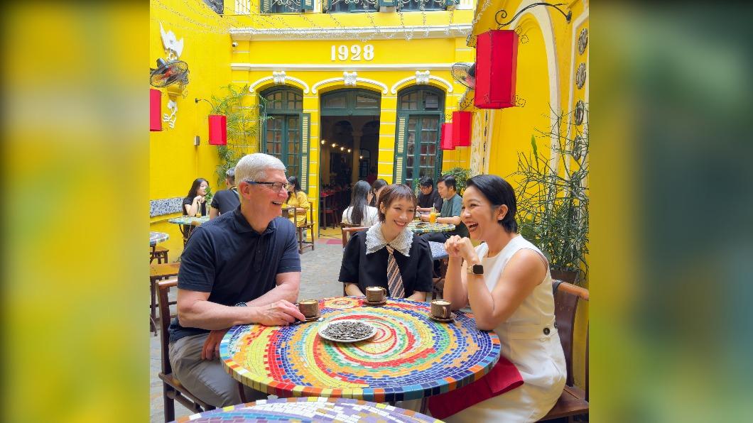 蘋果執行長庫克（左）訪問越南，與當地歌手享用特色飲品「蛋咖啡」。（圖／翻攝自Tim Cook粉專）