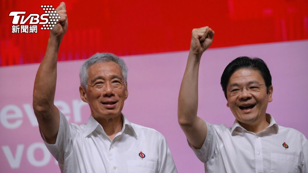 現任新加坡第三代總理李顯龍（左），確定將在5月15日卸任，交棒給副手黃循財。（圖／達志影像美聯社）