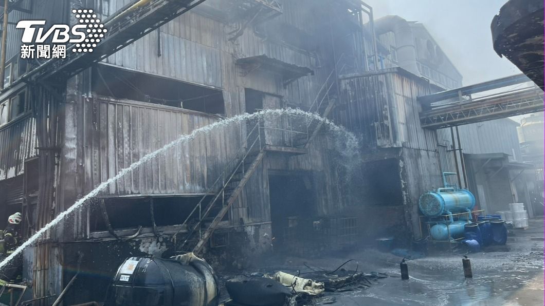 桃園市中壢區民權路上一間化學工廠發生火警。（圖／TVBS）