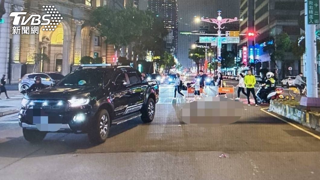 女子被撞擊後當場倒地，馬路上留下了一灘血跡（圖／TVBS）