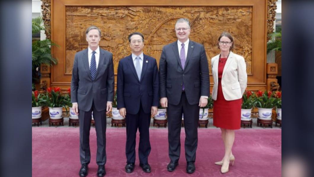 美國駐中大使伯恩斯（左一）、中國外交部副部長馬朝旭（左二）、美國亞太助卿康達（右二）、白宮國安會中國與台灣事務資深主任柏蘭（右一）。（圖／翻攝自X @SpoxCHNinUS）