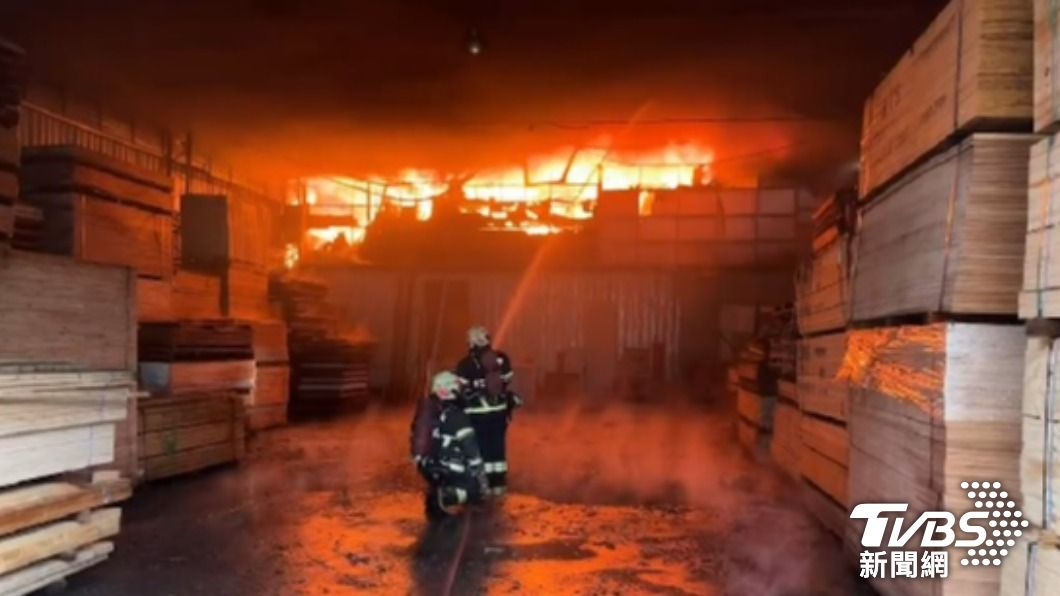 板橋工廠一早起火！「整排鐵皮屋」全面燃燒　濃煙狂竄