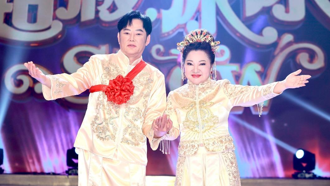 白冰冰和陽帆在首播穿上傳統婚禮服。（圖／民視提供）