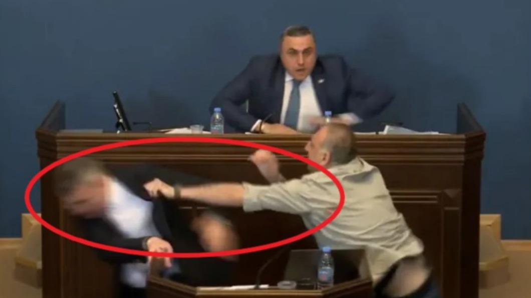 喬治亞議會15日出現反對派議員衝上台攻擊的事件。（圖／翻攝自X@officejjsmart）
