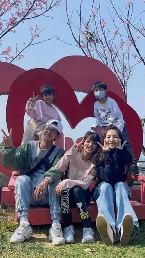 阿翔一家五口全家福。（圖／翻攝自阿翔IG）