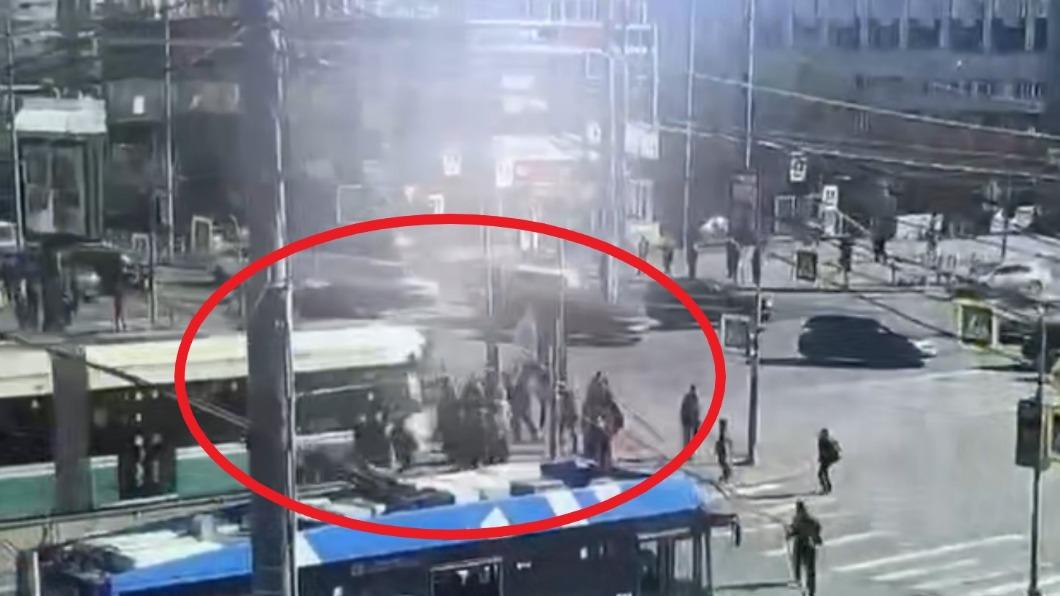 俄羅斯聖彼得堡驚傳AI操控的電車失控、撞上人群的事故。（圖／翻攝自X@tweetforAnna）