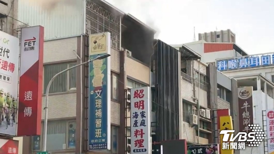 現場濃煙密佈，闆受困在3樓陽台呼救。（圖／TVBS）