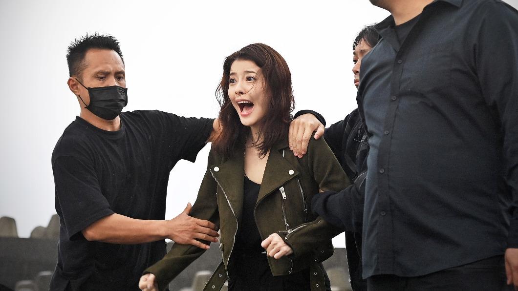 王樂妍劇中被黑衣人抓住。（圖／台視提供）