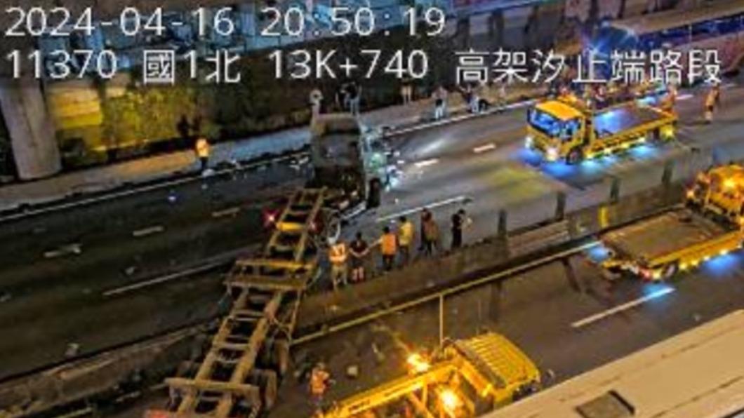 汐五高架東湖段拖板車衝對向　全線封閉回堵3公里