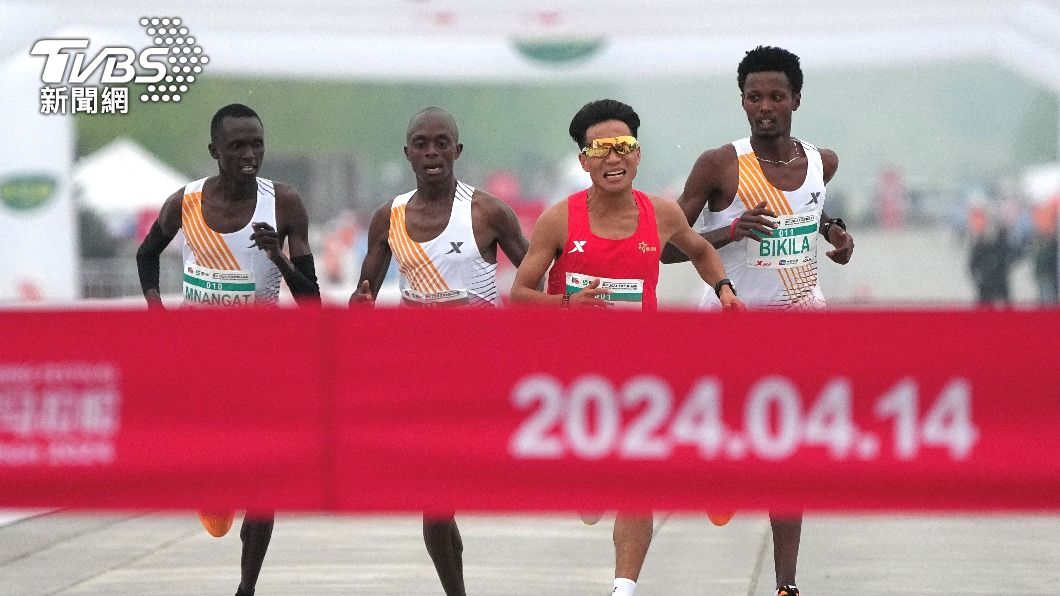 北京半馬驚爆3名非洲選手在終點線前放棄衝刺、狀似「護送」中國選手何杰（右二）奪下冠軍。（圖／達志影像路透社）