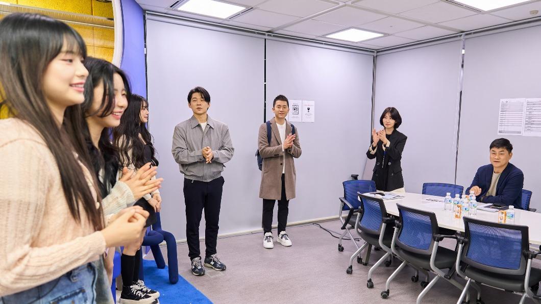 幻藍小熊拜會SBS Medianet的CEO執行長LEE SANG SU。（圖／天空娛樂提供）