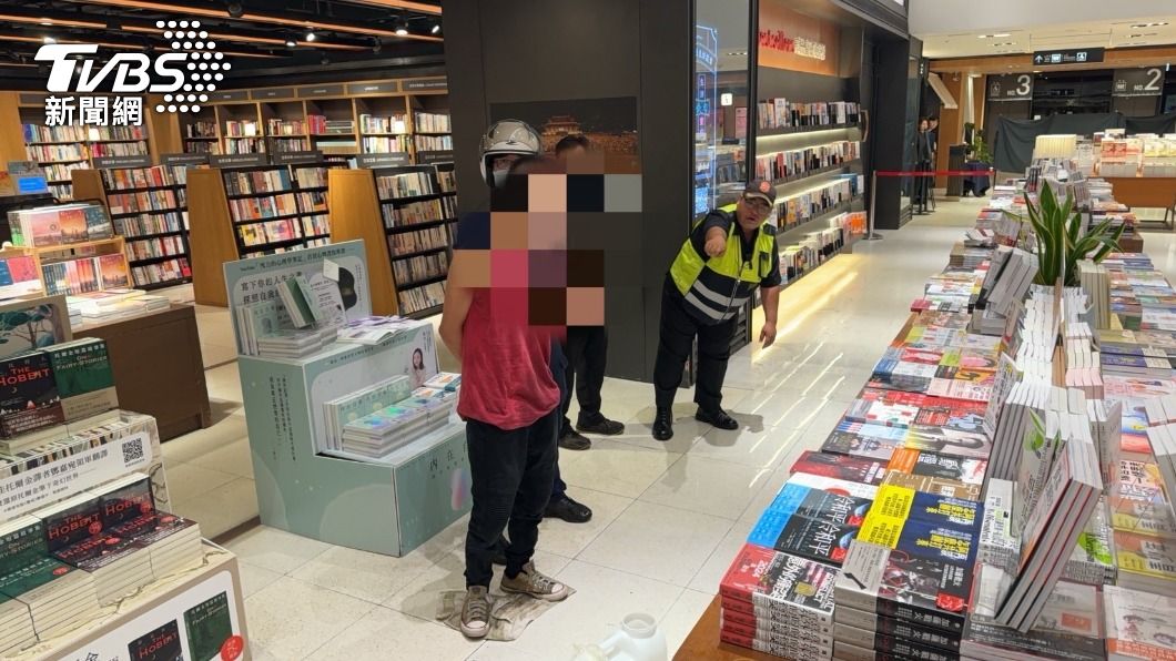 台中勤美誠品3樓書店，下午遭一名男子潑灑汽油。（圖／TVBS）