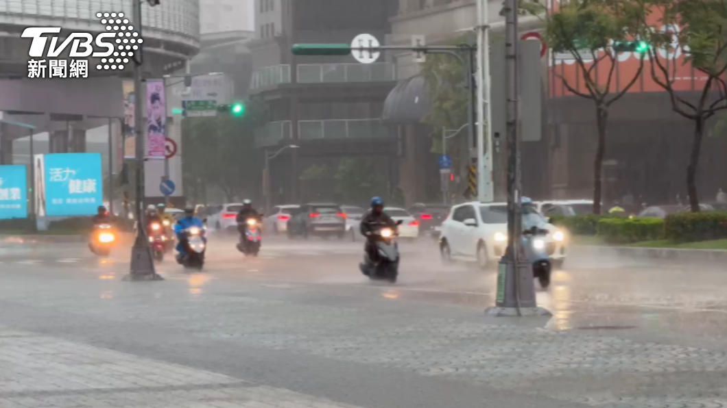 雨用倒的！大雷雨狂轟6縣市　「雙北13區」淹水警戒