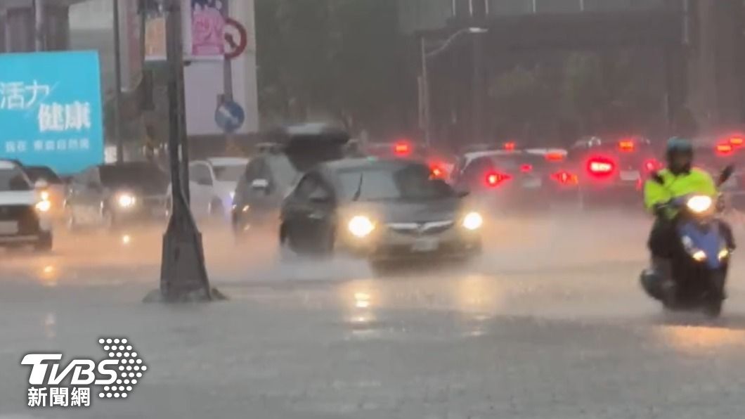 台北市今（18）日下暴雨。（圖／TVBS）