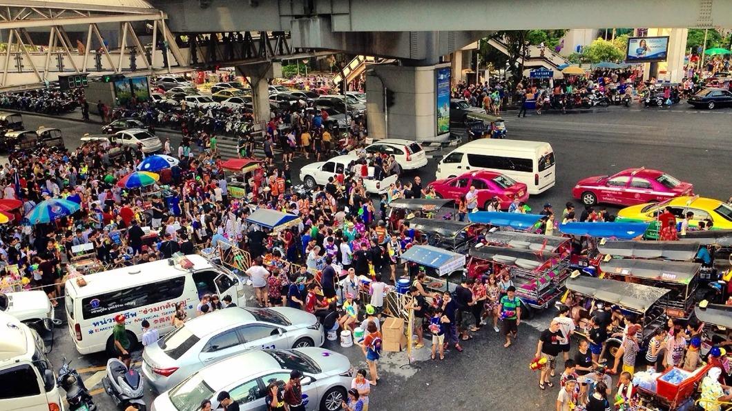 泰國的潑水節是一年一度的大節慶，不過卻也衍生出許多交通意外。（示意圖／photoAC）