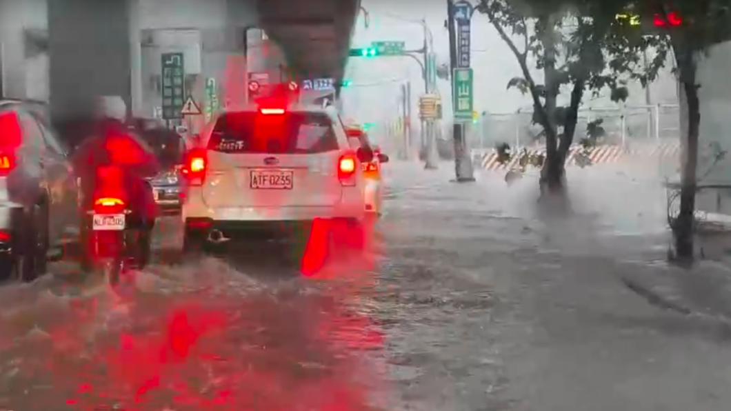 新北大道四段暴雨積水。（圖／TVBS）