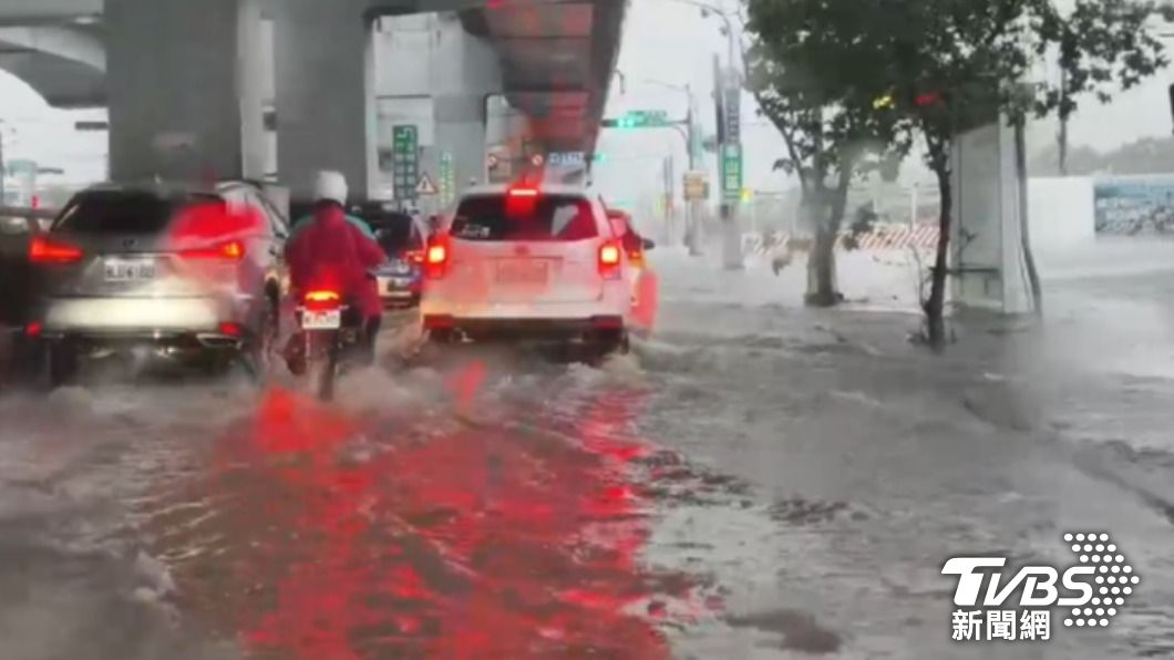 暴雨導致道路積水嚴重。(圖/TVBS)