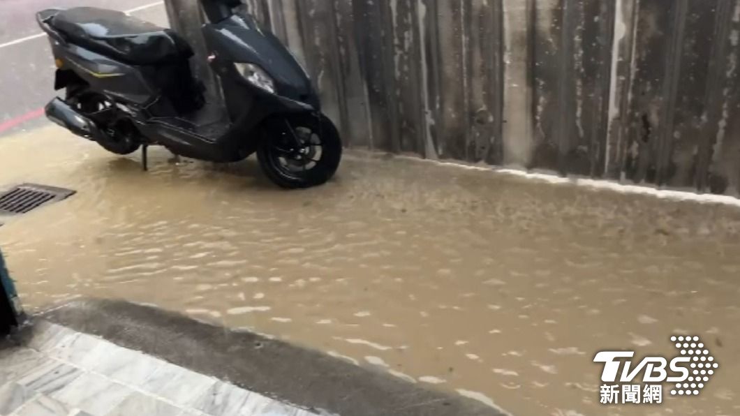 嚴重積水讓道路變成小河。(圖/TVBS)