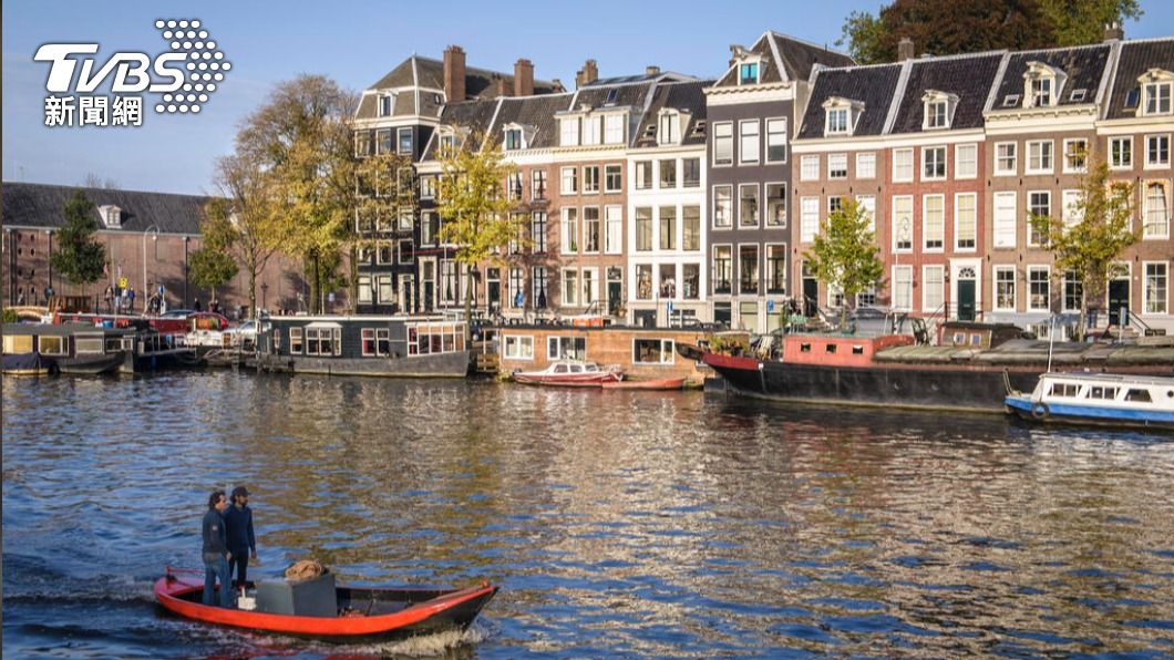 阿姆斯特丹當局為了防止旅遊亂象擴散、宣布「禁止興建新飯店」。（圖／達志影像美聯社）
