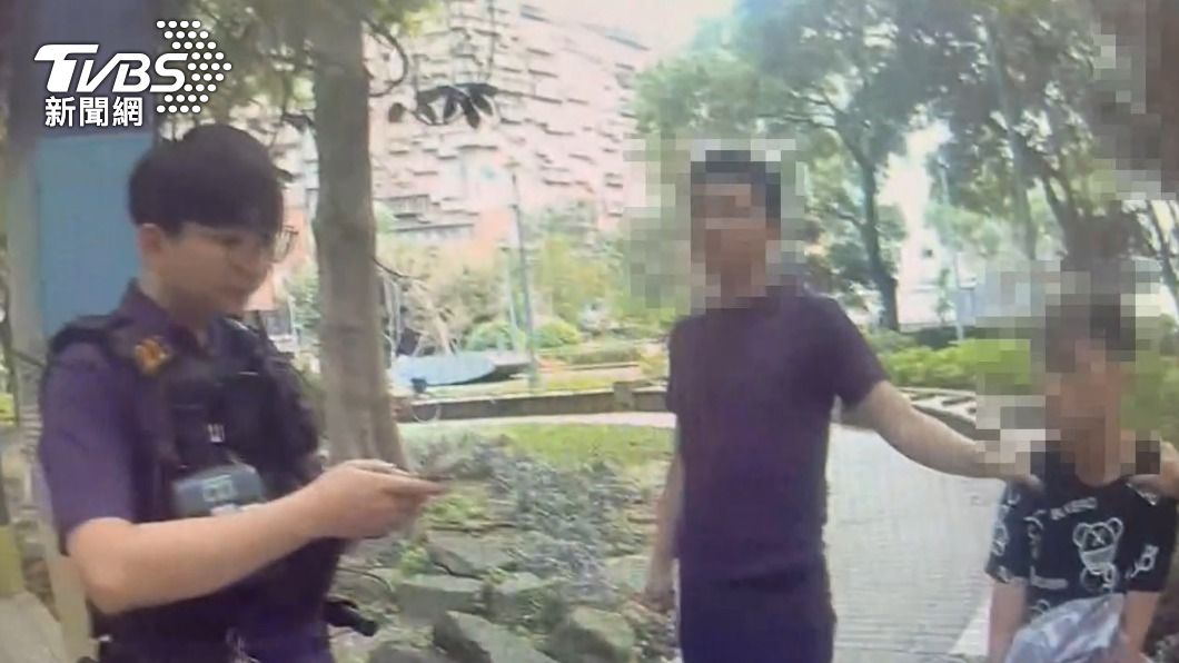 陳男（右）被懷疑偷錢，遭同事上銬帶走，警方獲報後攔截逮人。（圖／TVBS）