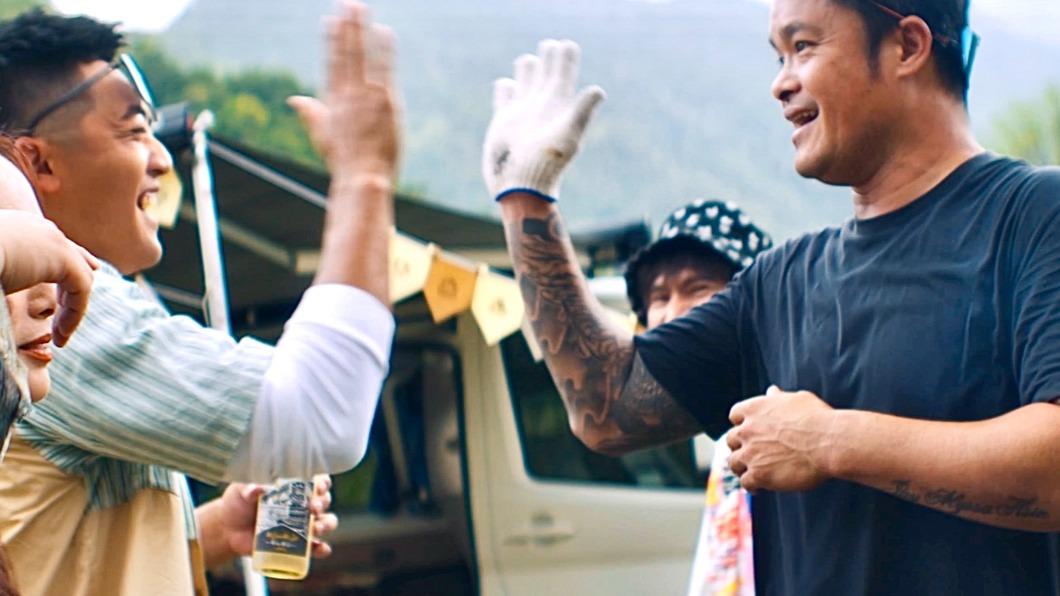 拿莫‧伊漾(左)和幫忙烤肉的「大師兄」林智勝開心擊掌。(圖/風潮音樂提供)