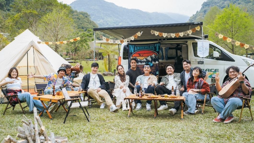 舞思愛邀親友團一起拍攝MV,期間歡笑不斷。(圖/風潮音樂提供)