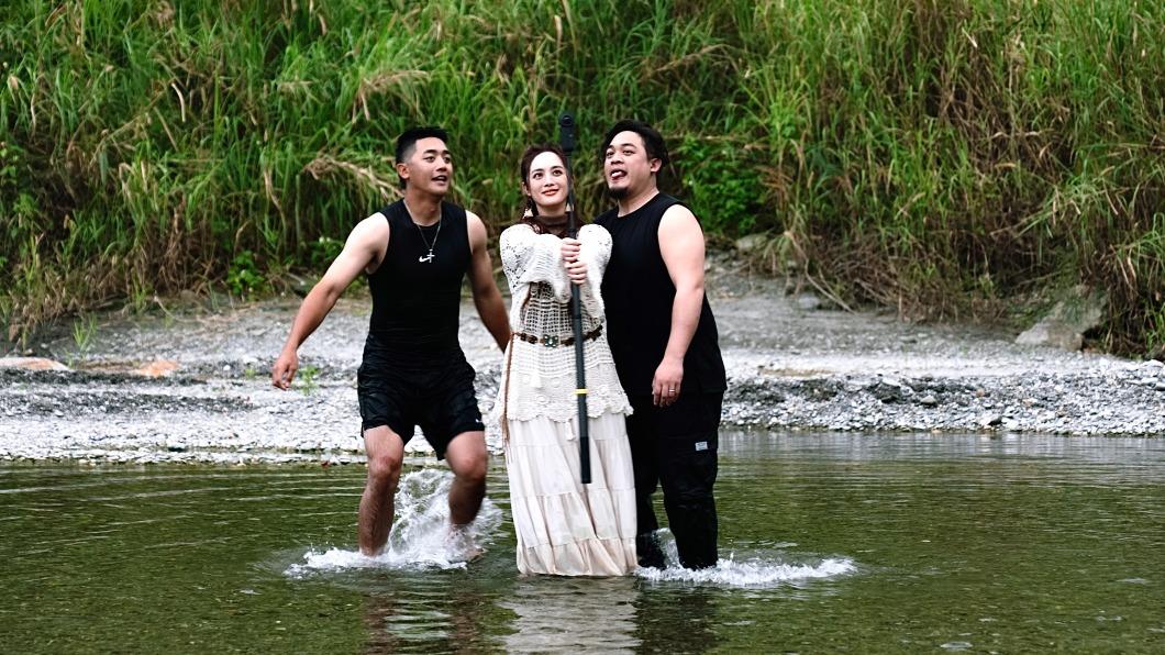 舞思愛找了弟弟們入鏡,更圓了三姊弟多年來想一同出遊的心願。(圖/風潮音樂提供)